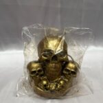Velón Cráneo Dorado con Calaveras